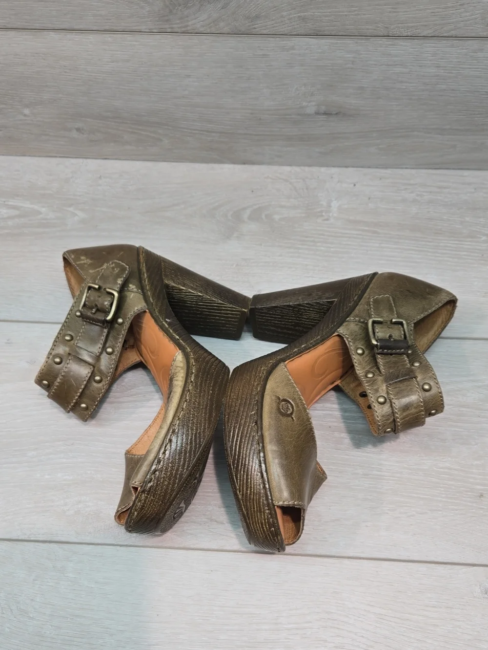 Born Women’s Distressed Leather Olive Green Chunky Heel Sandals Shoes Sz 7
